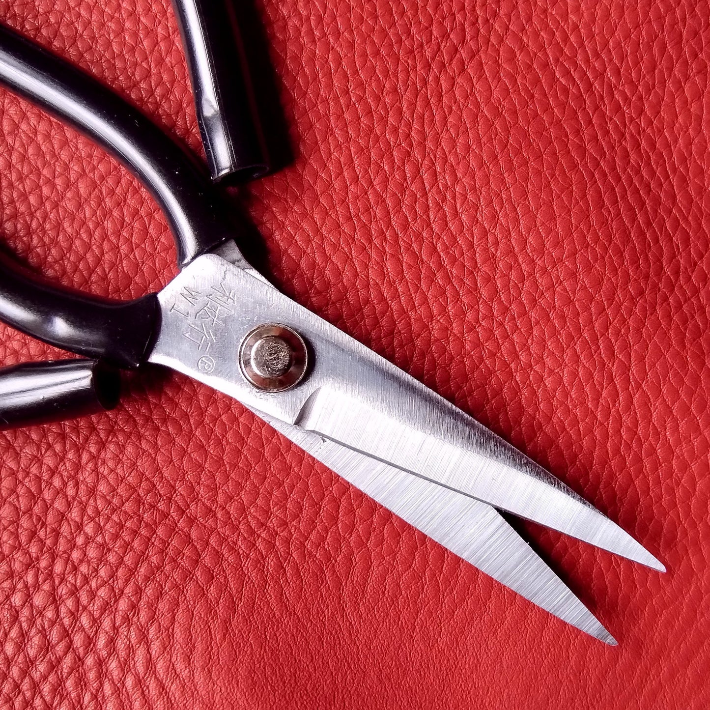 Heavy-Duty Universal Scissors for Leather and Rubber