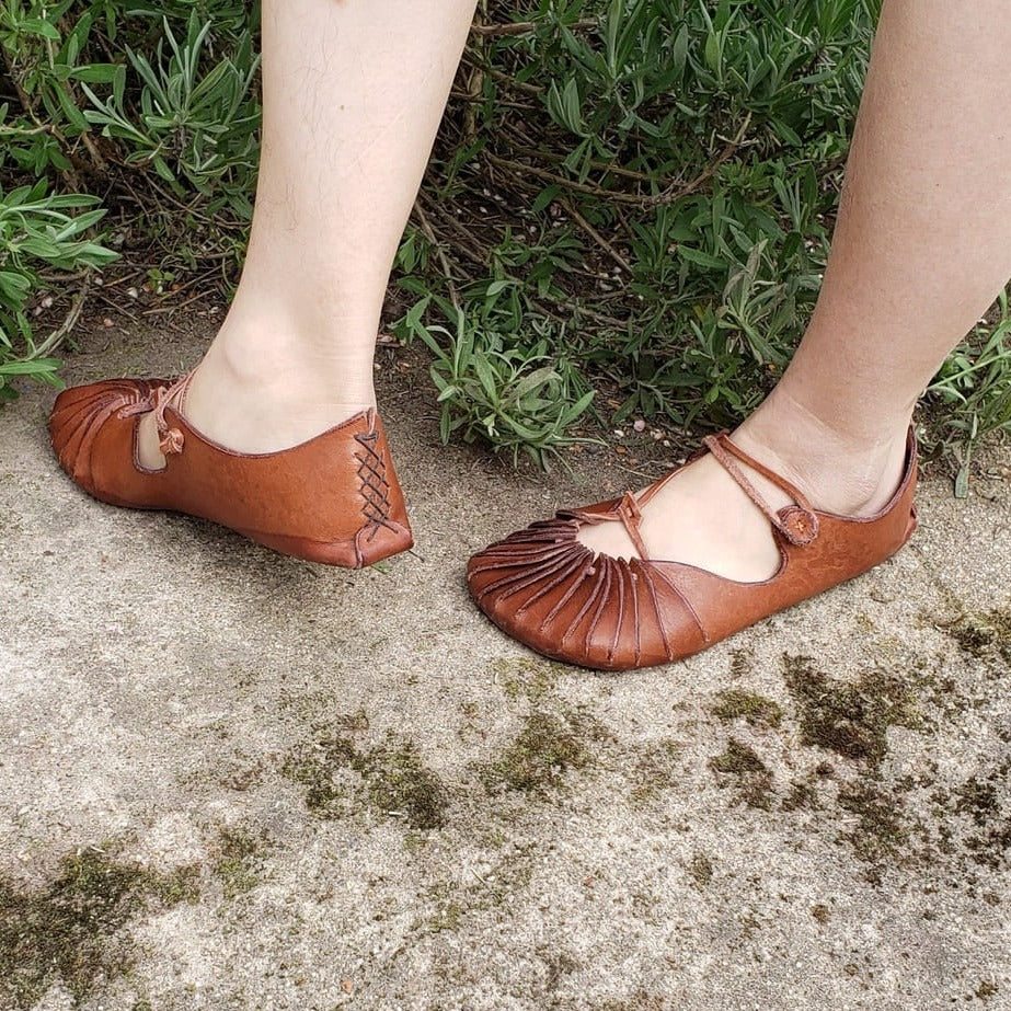 Minimalist Leather Sandals in Vegetable-tanned leather