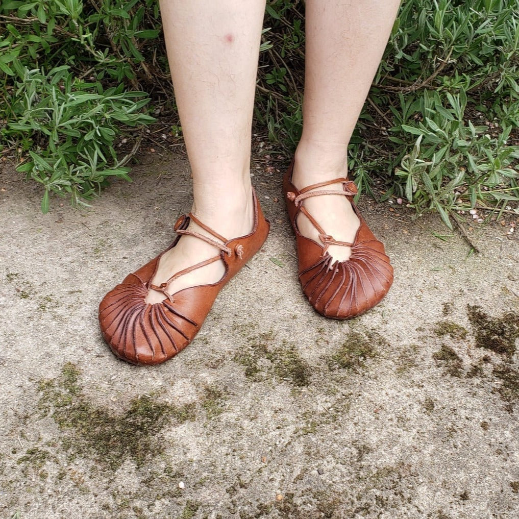 Minimalist Leather Sandals in Vegetable-tanned leather